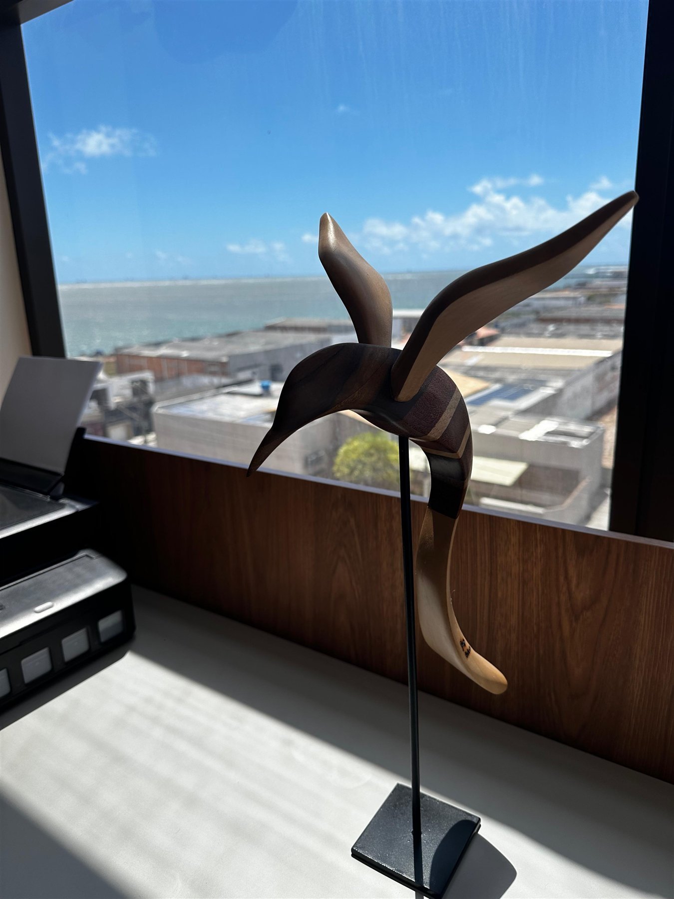 Detalhe decorativo do escritório com vista para o mar