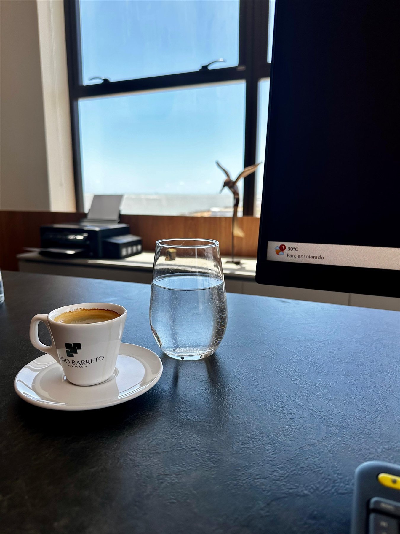 Mesa de atendimento com café e água